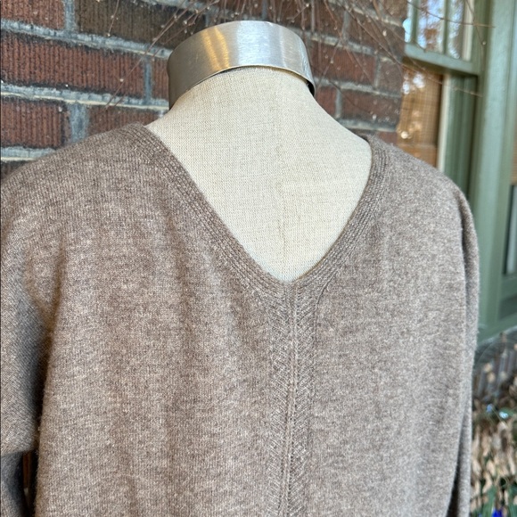 Nicole Miller mocha brown cashmere V neck sweater/quiet luxury. Size Medium - Picture 5 of 8